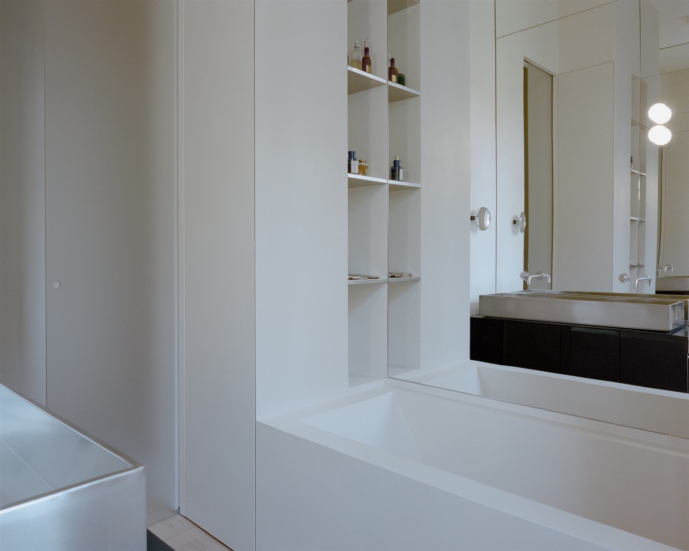 Interni di House with Reflective Furniture a Roma di SET Architects