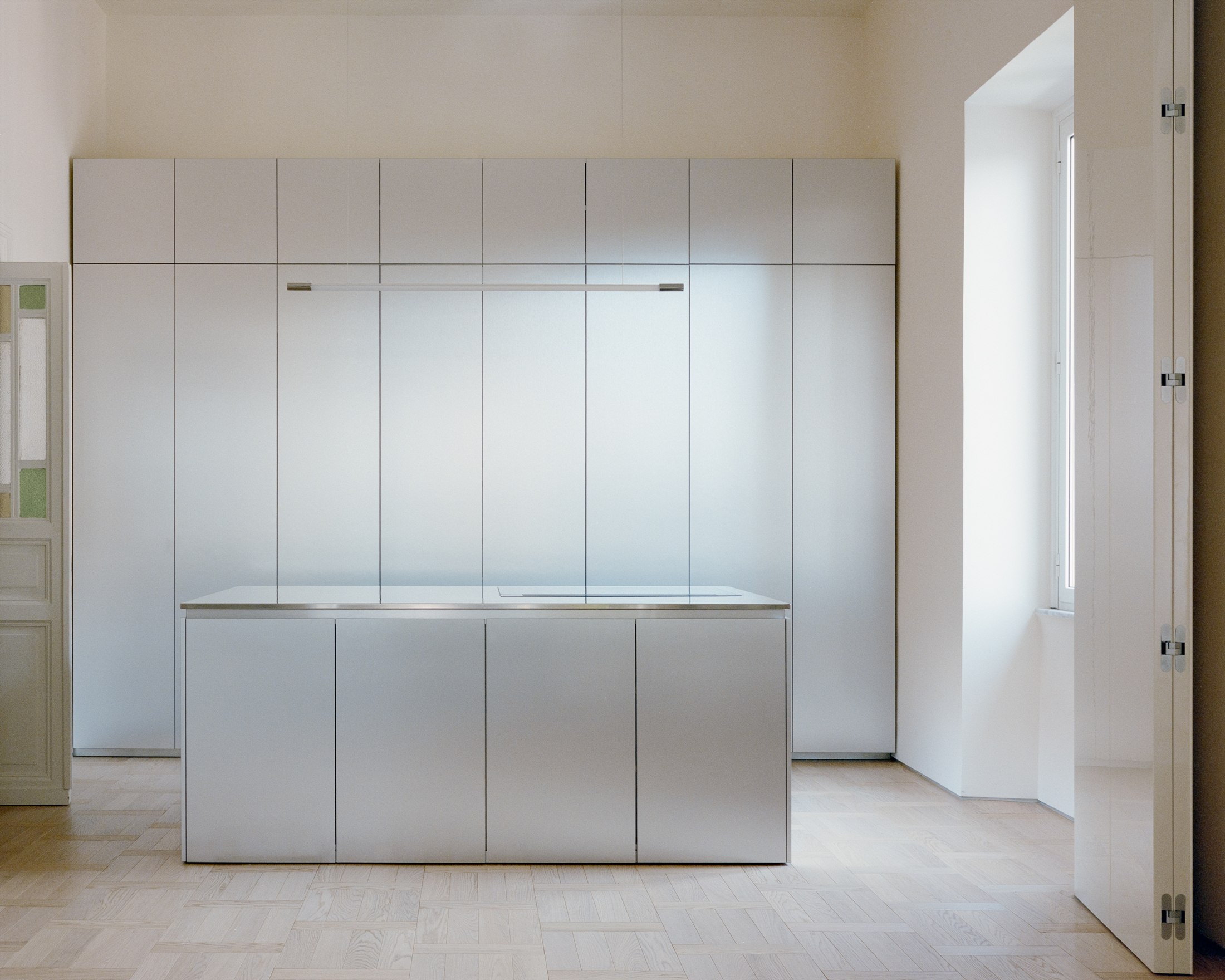 Arredo riflettente in acciaio nella casa al Nomentano di SET Architects