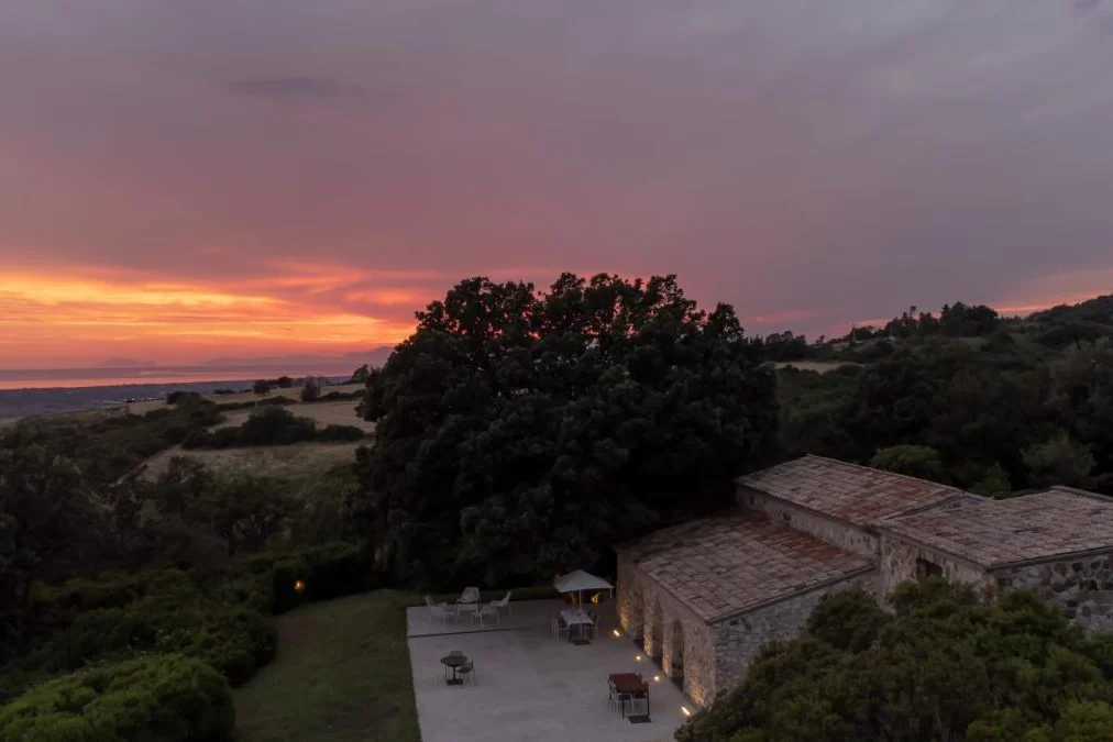 Il Cannito a Capaccio Paestum al tramonto, antico casale in pietra tra le querce del Cilento
