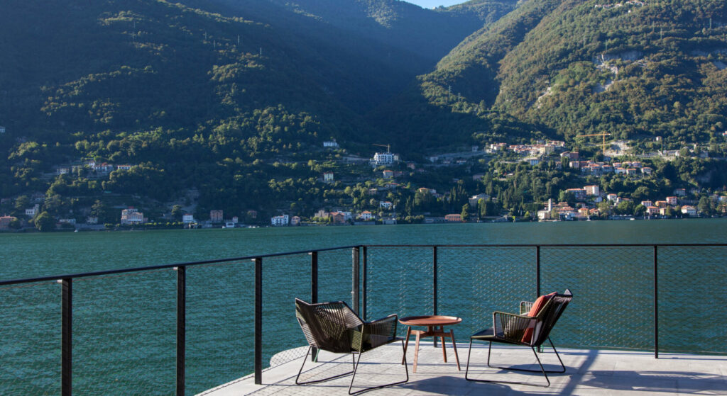 Terrazza dell’hotel Il Sereno a Torno affacciata sul Lago di Como