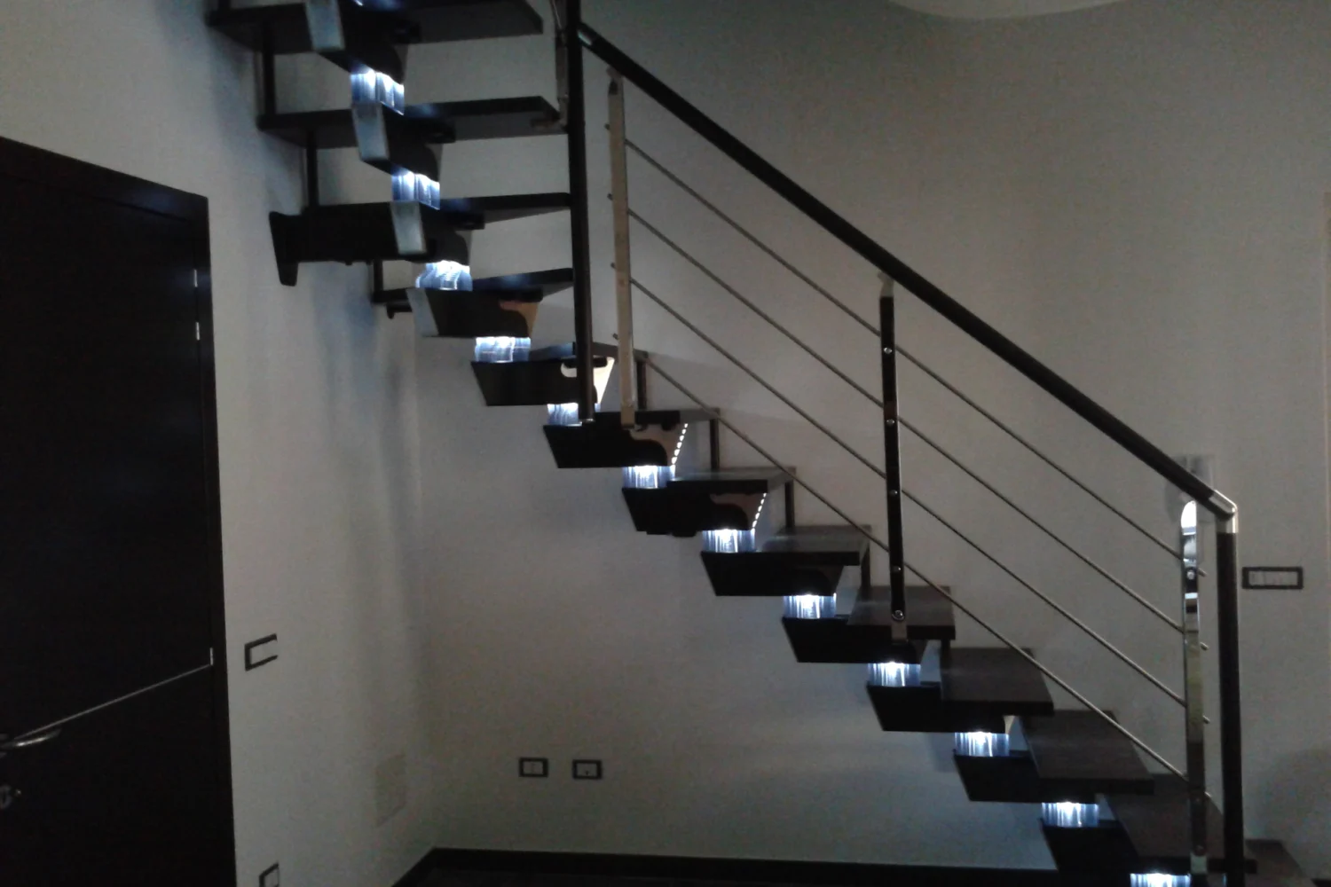 Scala interna con gradini illuminati da luci LED segnapasso