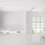Interno con pareti chiare dalla guida agli intonaci Baumit