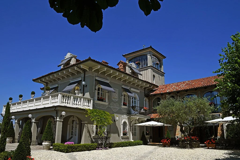 Facciata della villa La Ribezza a Monforte d Alba con decorazioni in stile Art Nouveau