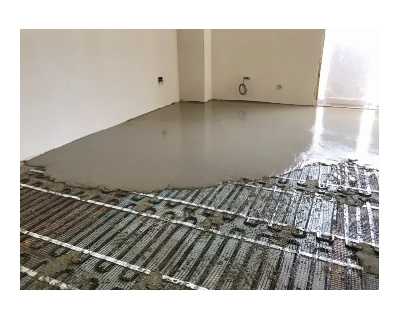 Posa di massetto Laterlite PaRis Fluid sopra un impianto radiante