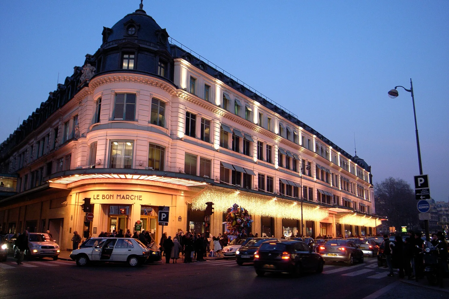 La facciata del Bon Marché di Parigi decorata per il Natale