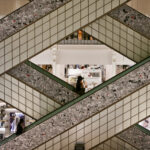 Scale mobili incrociate all’interno di Le Bon Marché a Parigi, fotografia del 2013