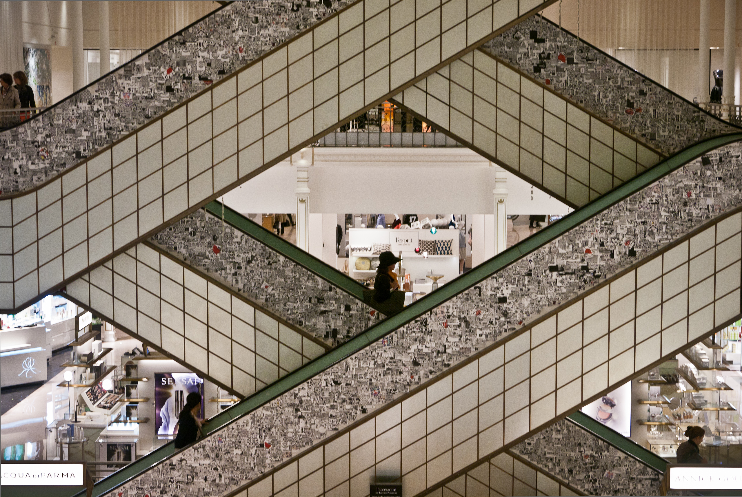 Scale mobili incrociate all’interno di Le Bon Marché a Parigi, fotografia del 2013