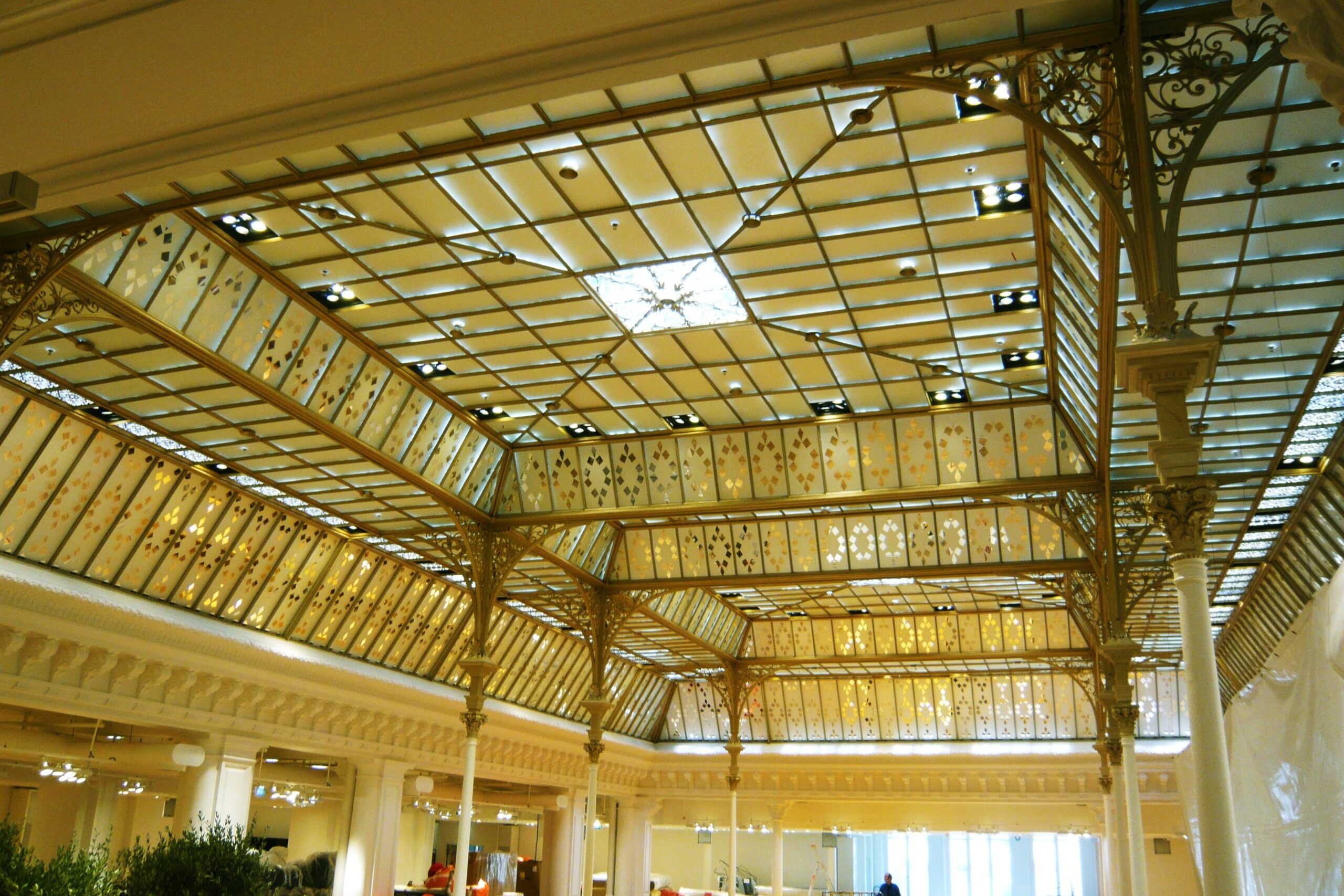 Struttura metallica decorata e vetrate della copertura interna di Le Bon Marché, nel 2009
