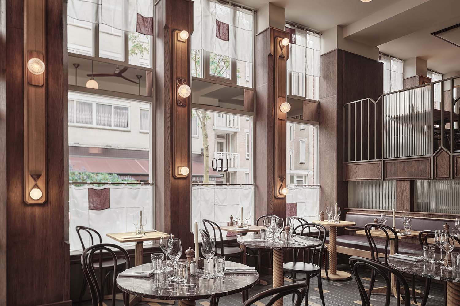 Bordeaux e metalli dorati al Leo Goudvisch Bar di Amsterdam, progetto Studio Modijefsky