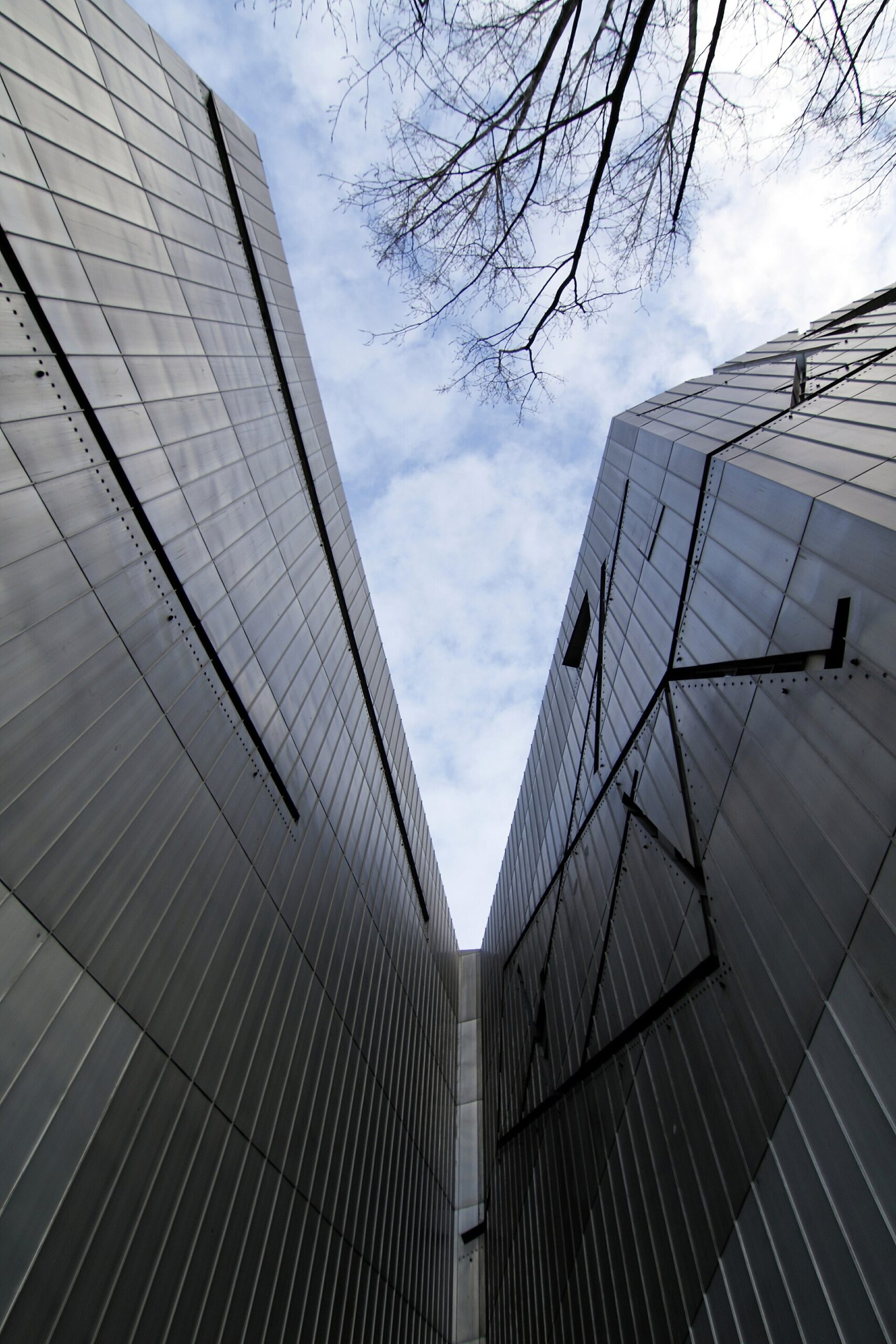 Pareti rivestite in zinco e finestre diagonali del Museo Ebraico di Berlino viste dal basso