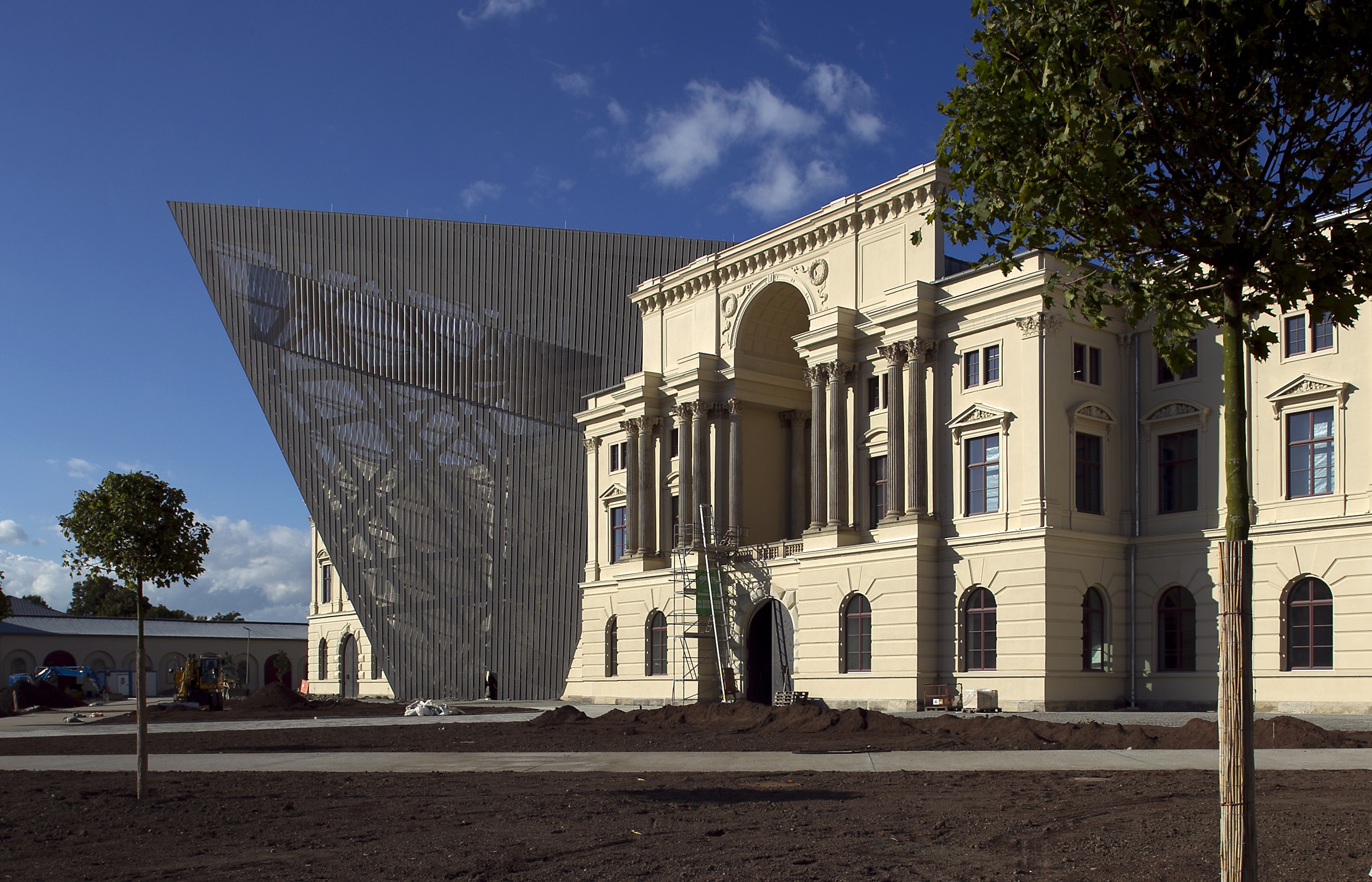 Il volume a cuneo di Libeskind accanto alla facciata storica del museo di Dresda nel 2011
