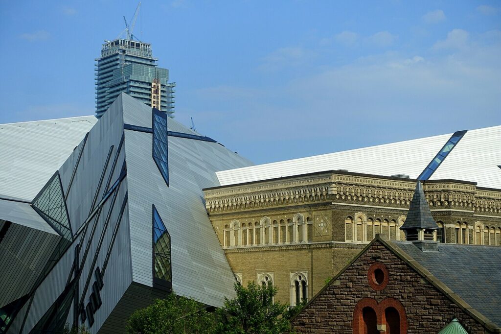 Il volume angolare del Michael Lee-Chin Crystal accanto al Royal Ontario Museum