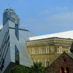 Il volume angolare del Michael Lee-Chin Crystal accanto al Royal Ontario Museum