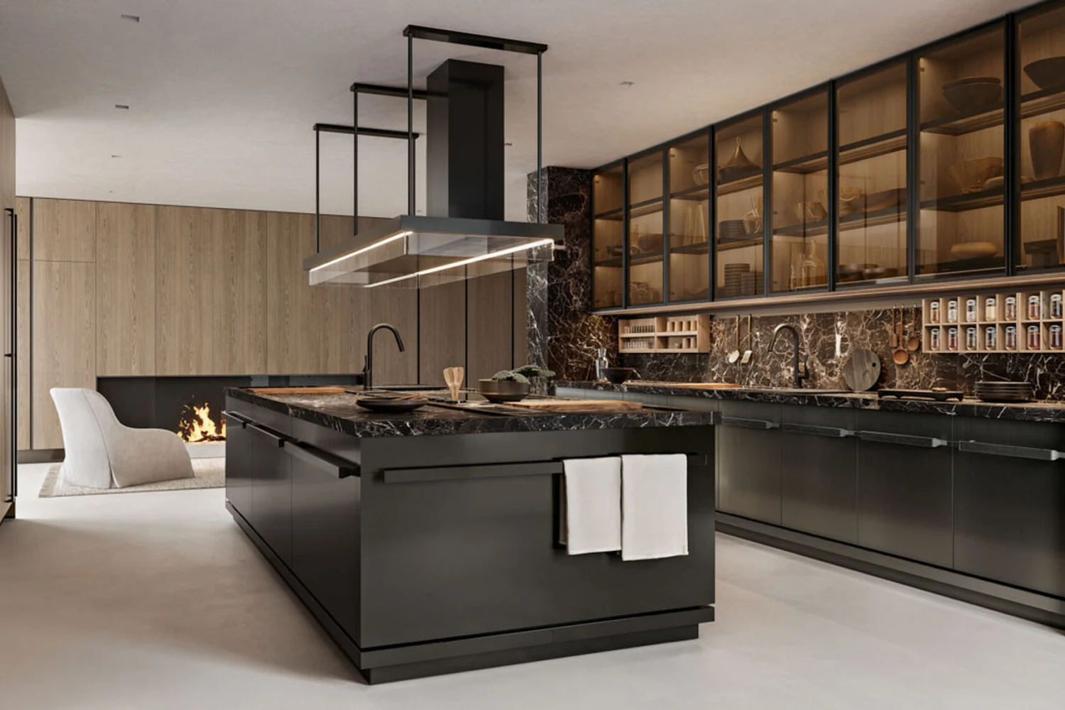 Cucina scura con isola, cappa sospesa luminosa e pensili in vetro illuminati all interno