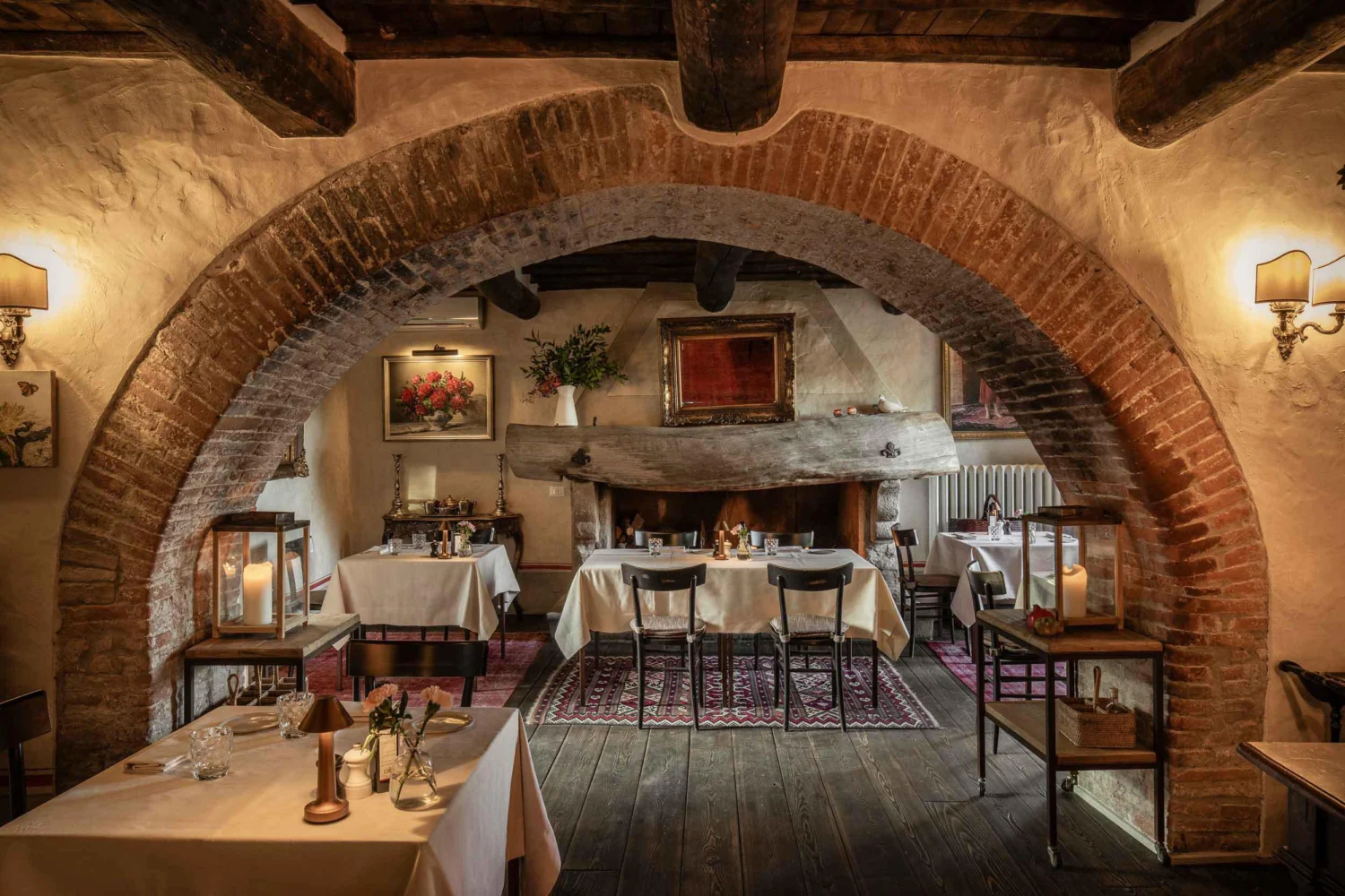 Sala con volta in pietra e mattoni a Lupaia, casale restaurato a Torrita di Siena