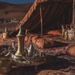 Tenda nel deserto sotto il cielo stellato con tappeti, cuscini e oggetti in metallo, immagine di ispirazione per Base Camp di Magliocco Tappeti