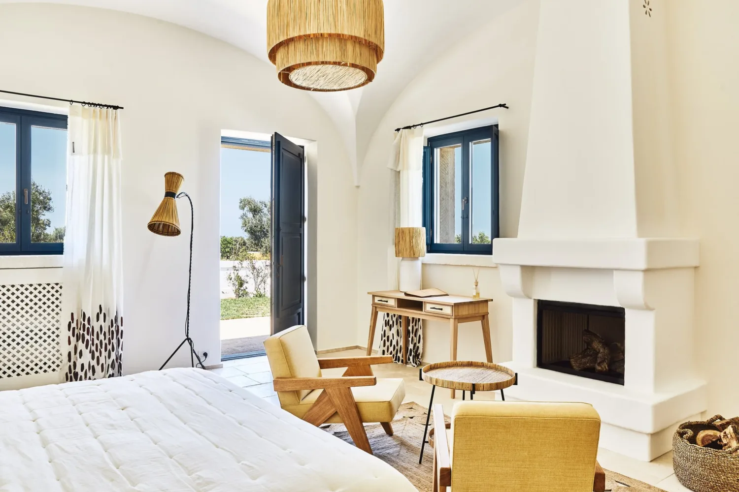 Camera di Masseria Calderisi a Savelletri di Fasano con pareti a calce e arredi artigianali