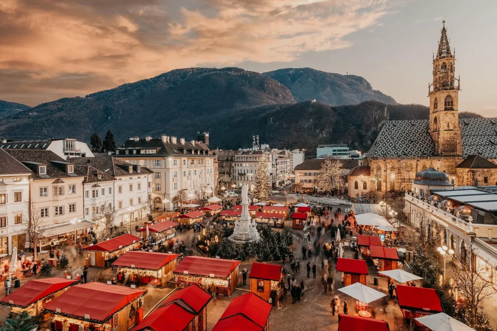 Mercatini di Natale Bolzano in piazza Walther con le casette illuminate