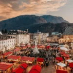 Mercatini di Natale Bolzano in piazza Walther con le casette illuminate