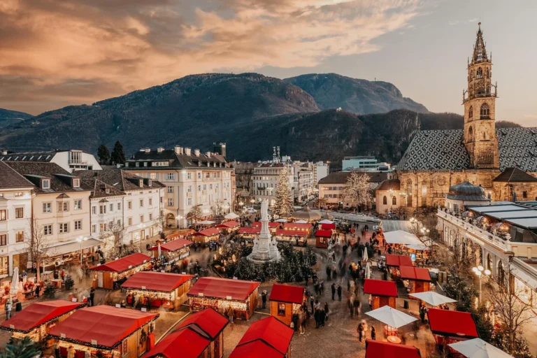 Mercatini di Natale Bolzano in piazza Walther con le casette illuminate