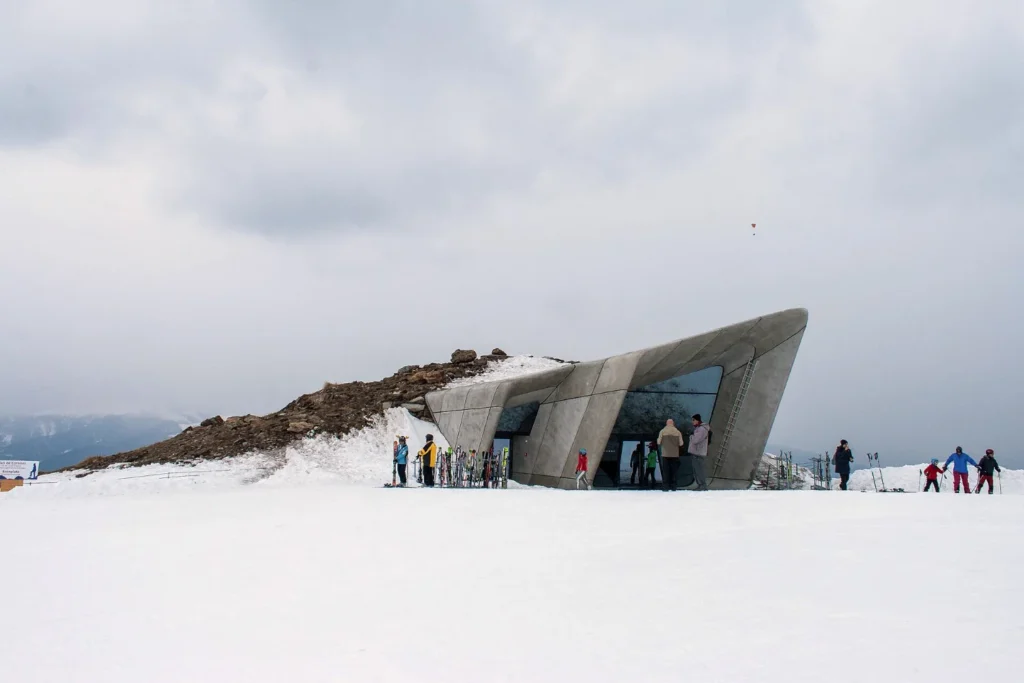 Il Messner Mountain Museum Corones di Zaha Hadid sulla vetta del Plan de Corones con le Dolomiti sullo sfondo