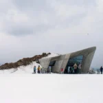 Il Messner Mountain Museum Corones di Zaha Hadid sulla vetta del Plan de Corones con le Dolomiti sullo sfondo