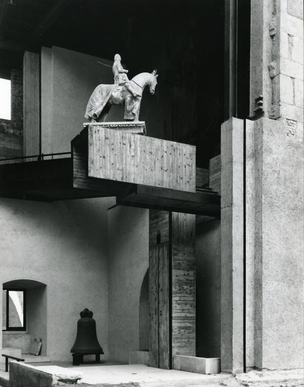 Cangrande’s statue on the concrete support in Carlo Scarpa’s Castelvecchio display, photographed by Paolo Monti in 1964