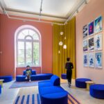 Foyer del Museum für Kunst und Gewerbe di Amburgo, sedute blu e tende gialle
