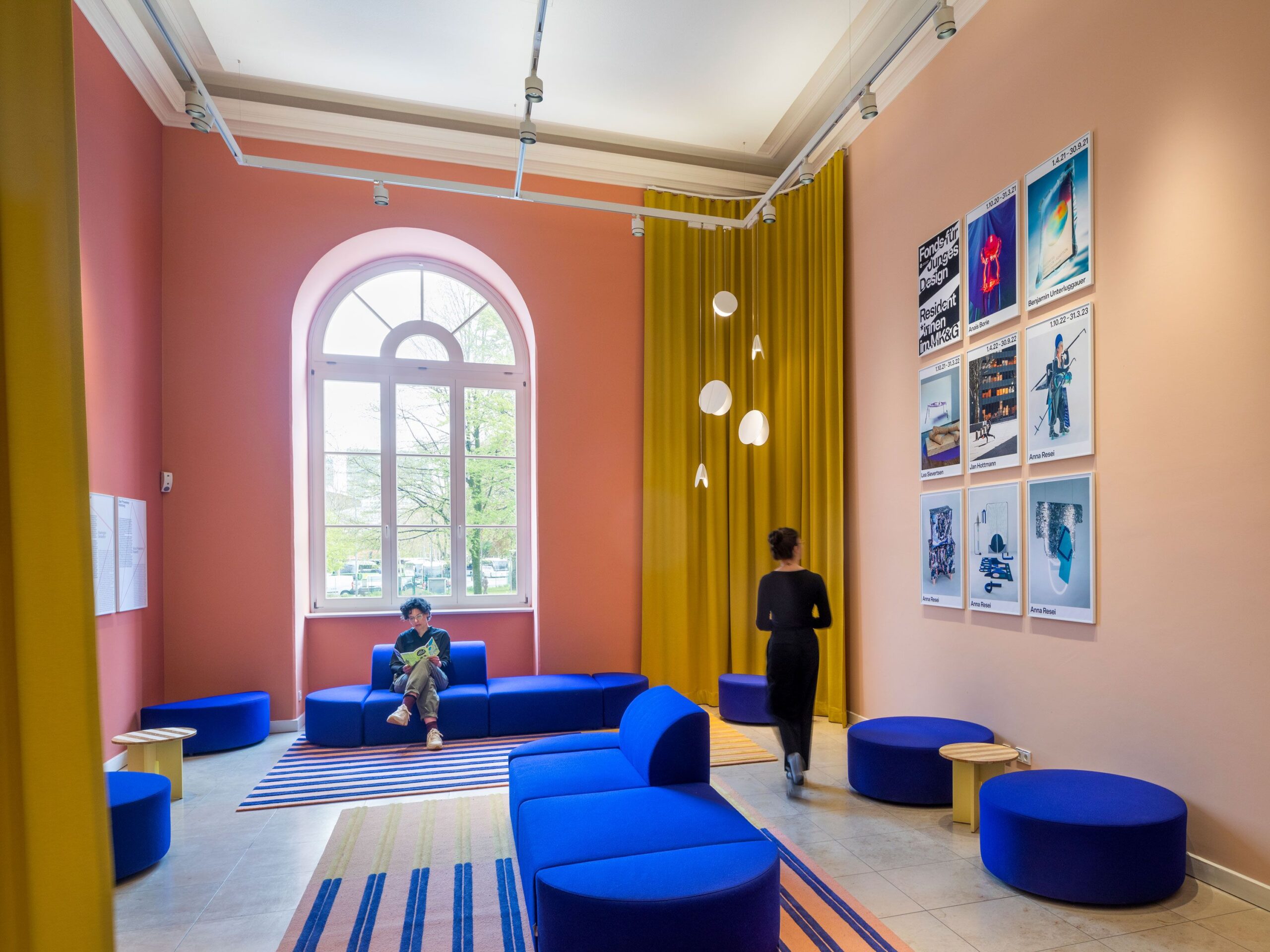 Foyer del Museum für Kunst und Gewerbe di Amburgo, sedute blu e tende gialle