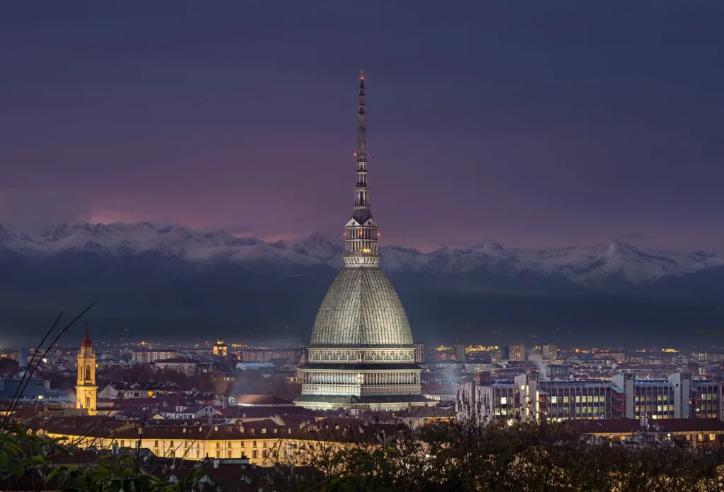 La Mole Antonelliana illuminata di sera nel centro di Torino