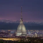 La Mole Antonelliana illuminata di sera nel centro di Torino