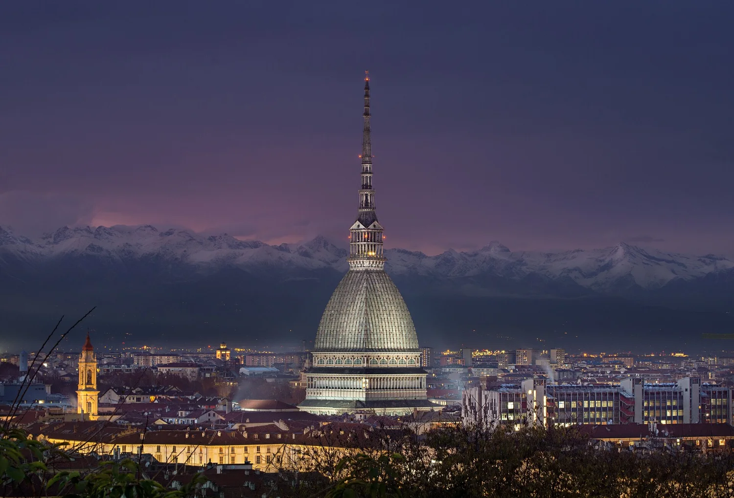 La Mole Antonelliana illuminata di sera nel centro di Torino