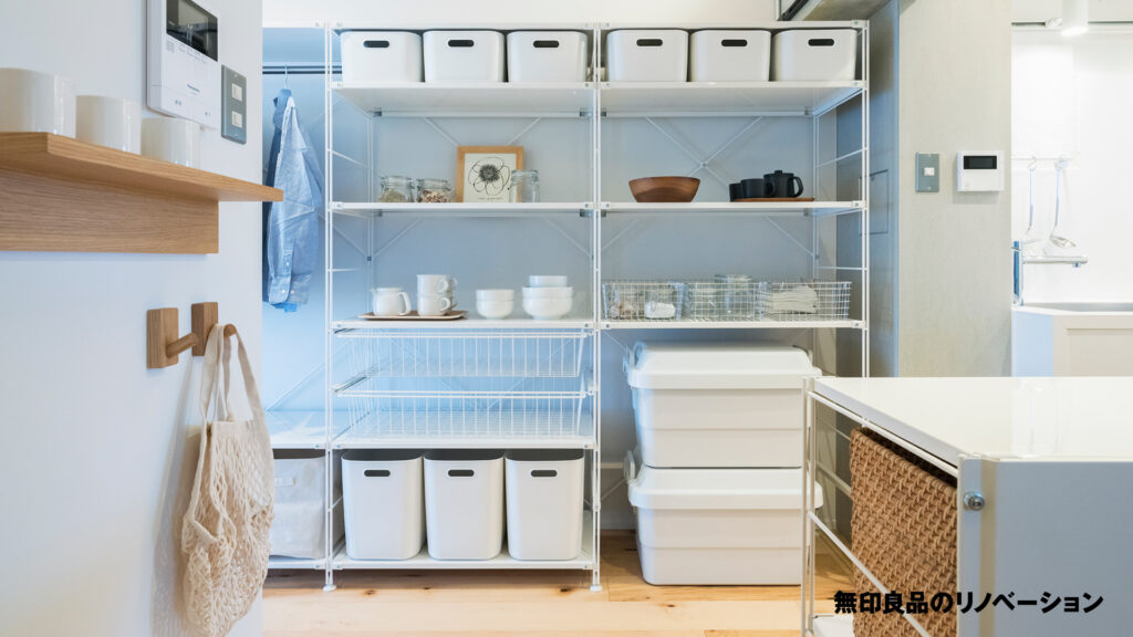 Scaffali MUJI con contenitori bianchi, stoviglie e cestelli in una cucina