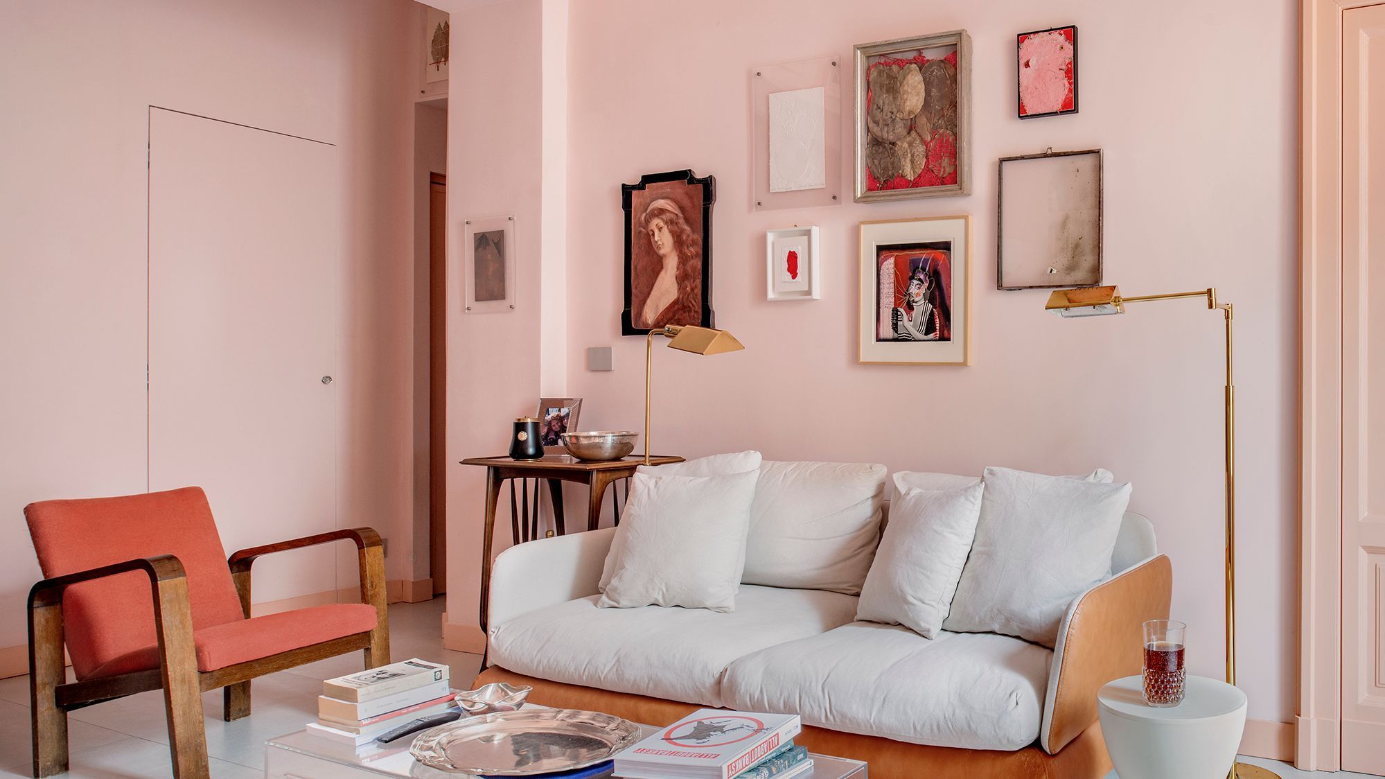 Appartamento rosa con seduta rossa progettato da Nadia Orecchio