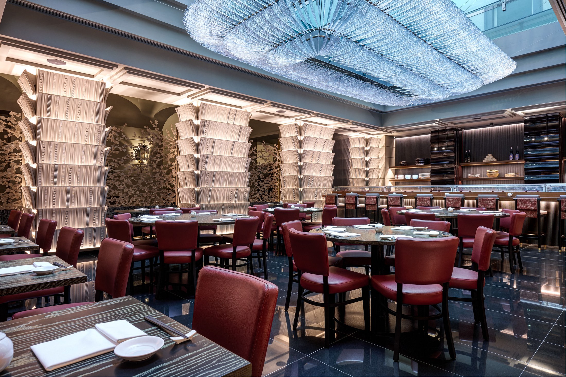 Ristorante Nobu Roma con sedute rosse e soffitto luminoso