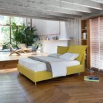 Letto So Pop Noctis giallo in una camera luminosa con pavimento in legno e grandi finestre
