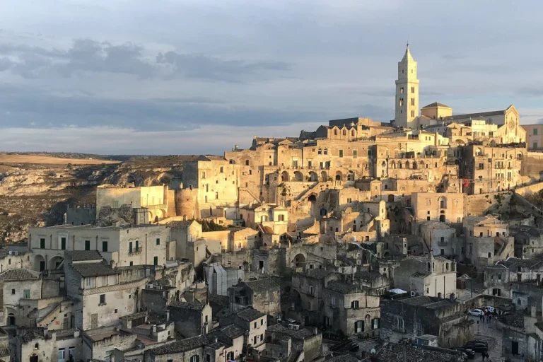 I Sassi di Matera con la Cattedrale nella luce del tramonto