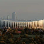 Rendering del Generali Stadium di Foster + Partners e MANICA a Milano, con la struttura a X in cemento a vista sulla facciata
