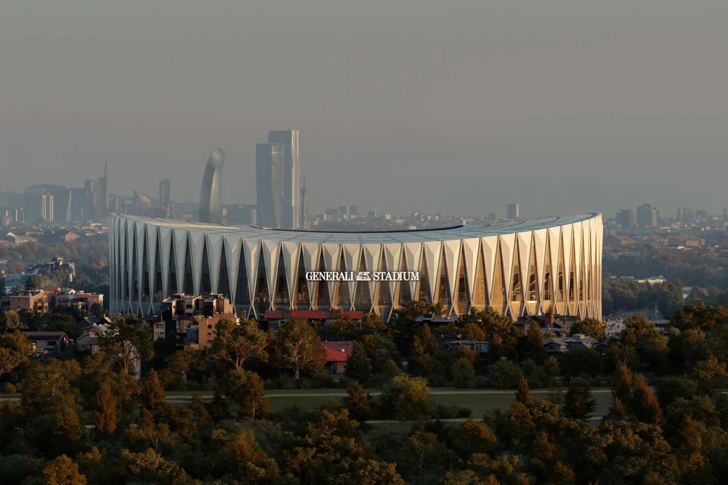 Rendering del Generali Stadium di Foster + Partners e MANICA a Milano, con la struttura a X in cemento a vista sulla facciata