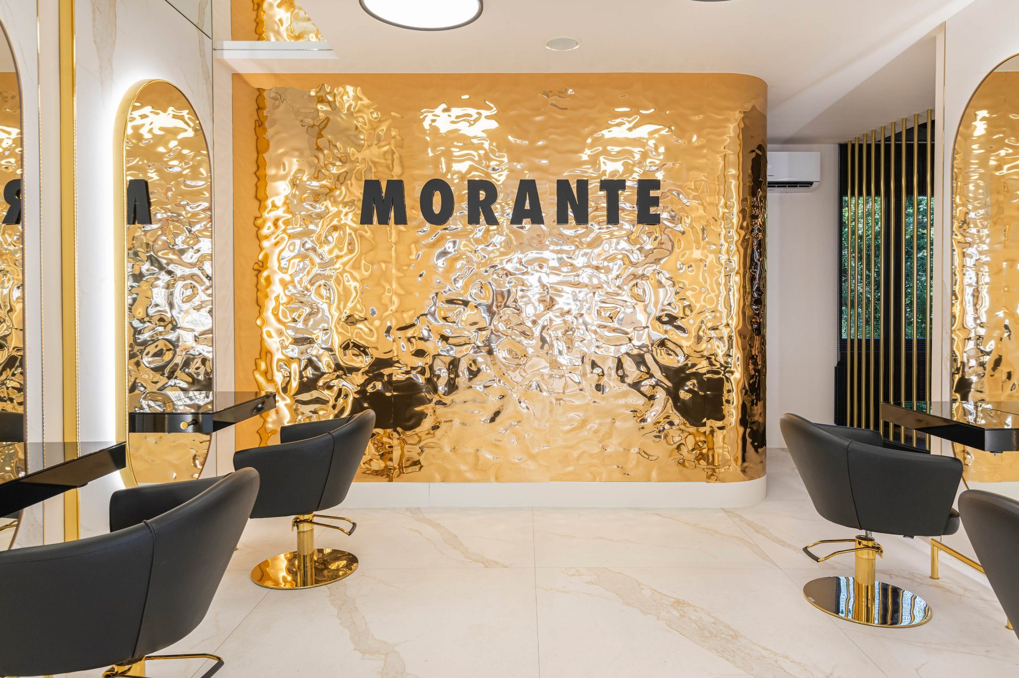 Beauty salon with curved wall clad in gold mirror SibuDesign SL Ocean 3D decorative panels