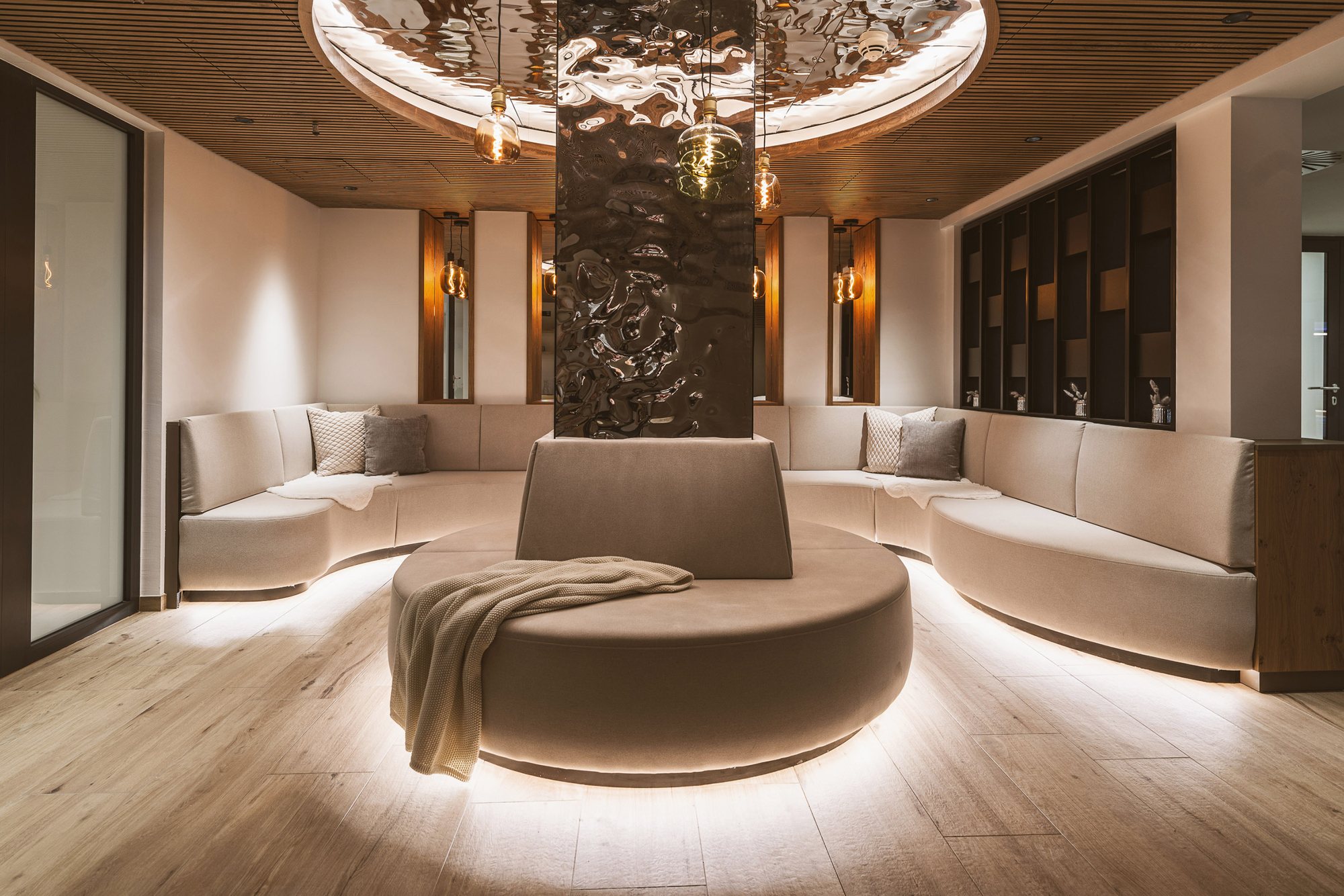 Lounge with column and ceiling clad in SibuDesign SL Ocean mirror 3D decorative panels with a water effect