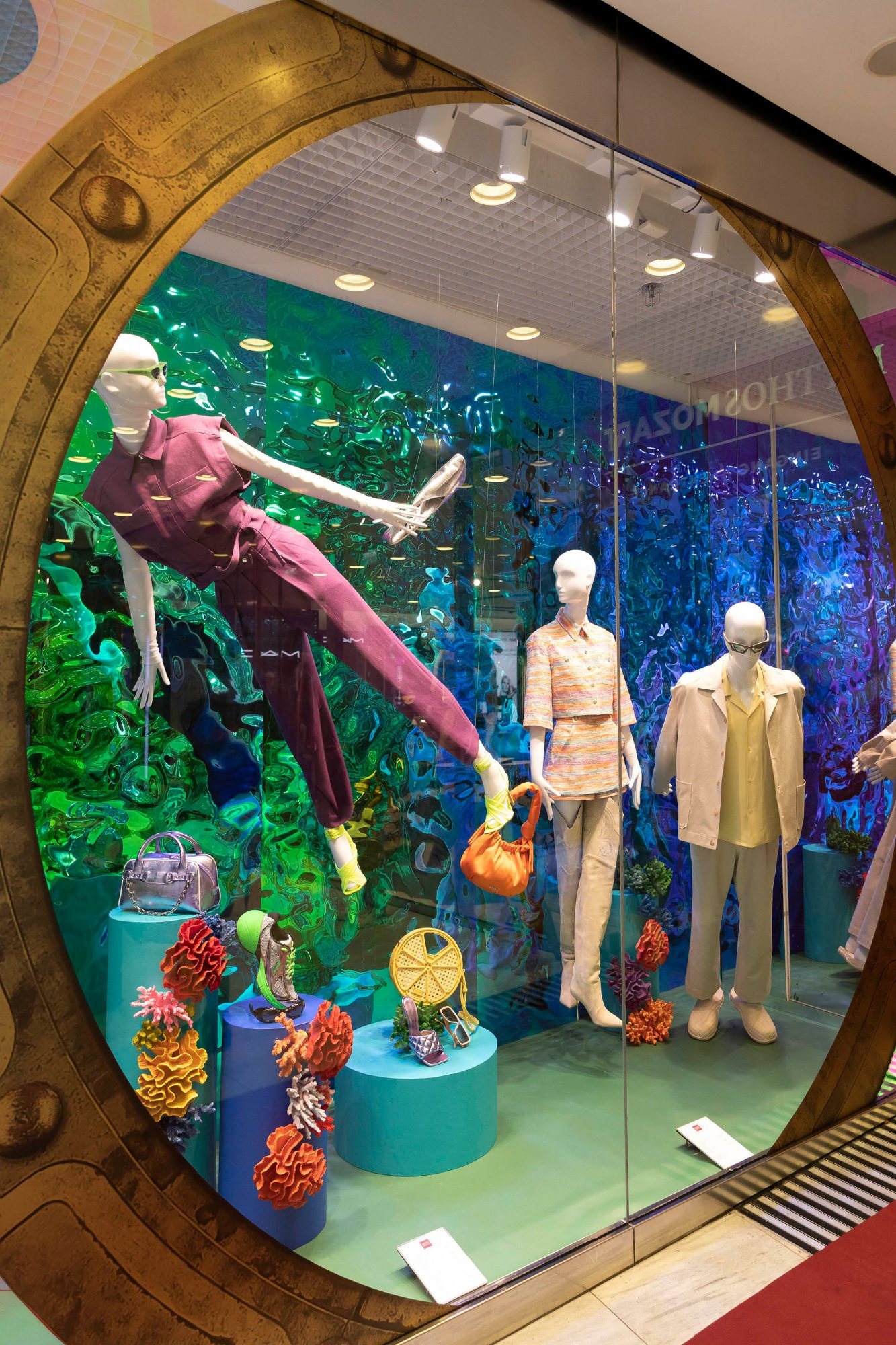 Fashion shop window with a backdrop of mirror SibuDesign SL Ocean 3D decorative panels with green and blue reflections
