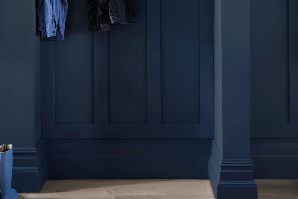 Parete con boiserie dipinta in blu notte