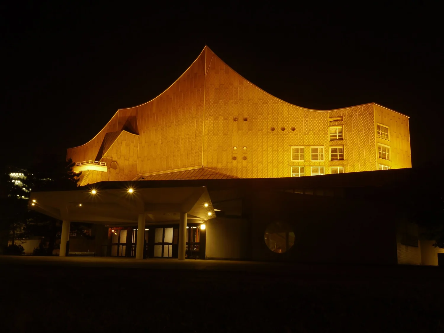 Hans Scharoun's Philharmonie at the Berlin Kulturforum lit up at night
