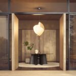 Zona pranzo Poliform con sospensione scultorea