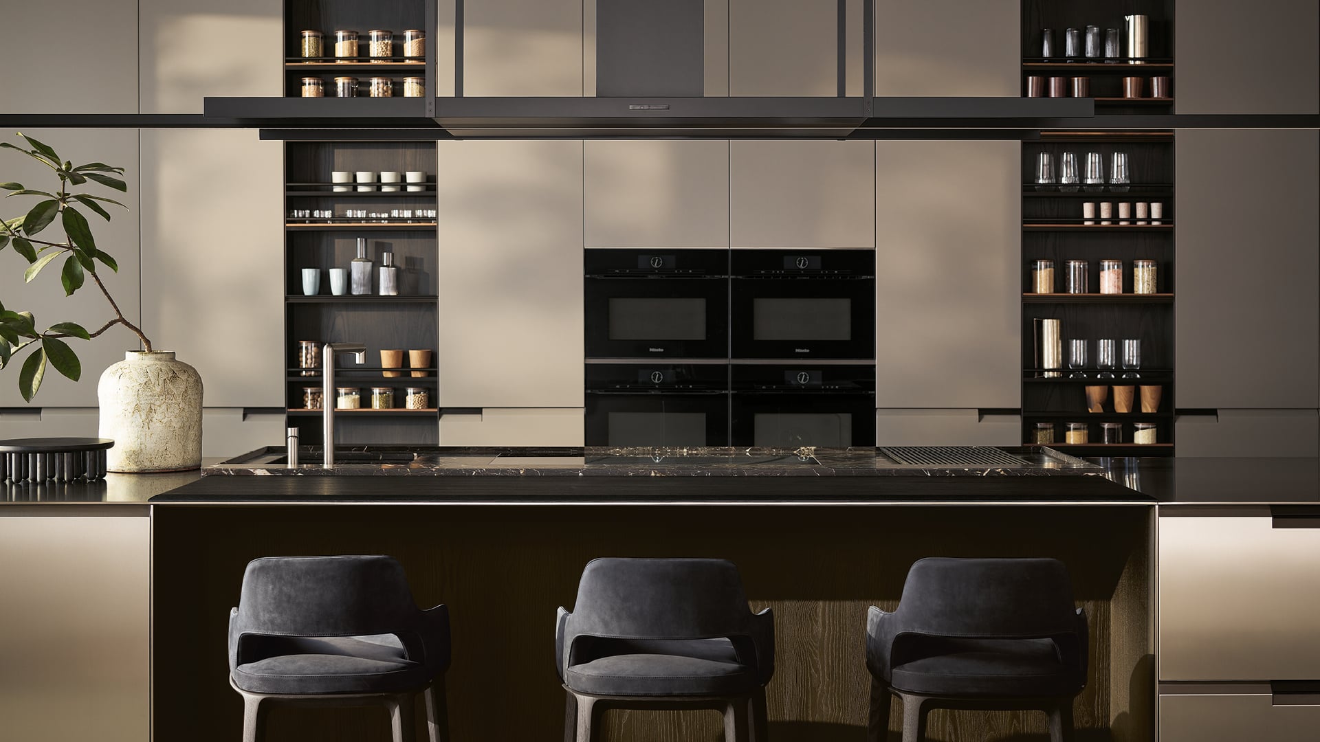 Cucina Poliform con colonne e piano di lavoro