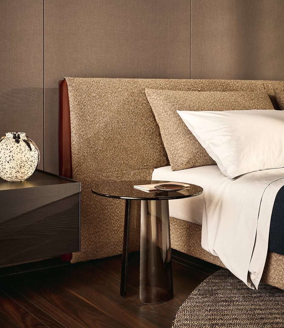 Bed headboard and bedside surface in a Poliform bedroom