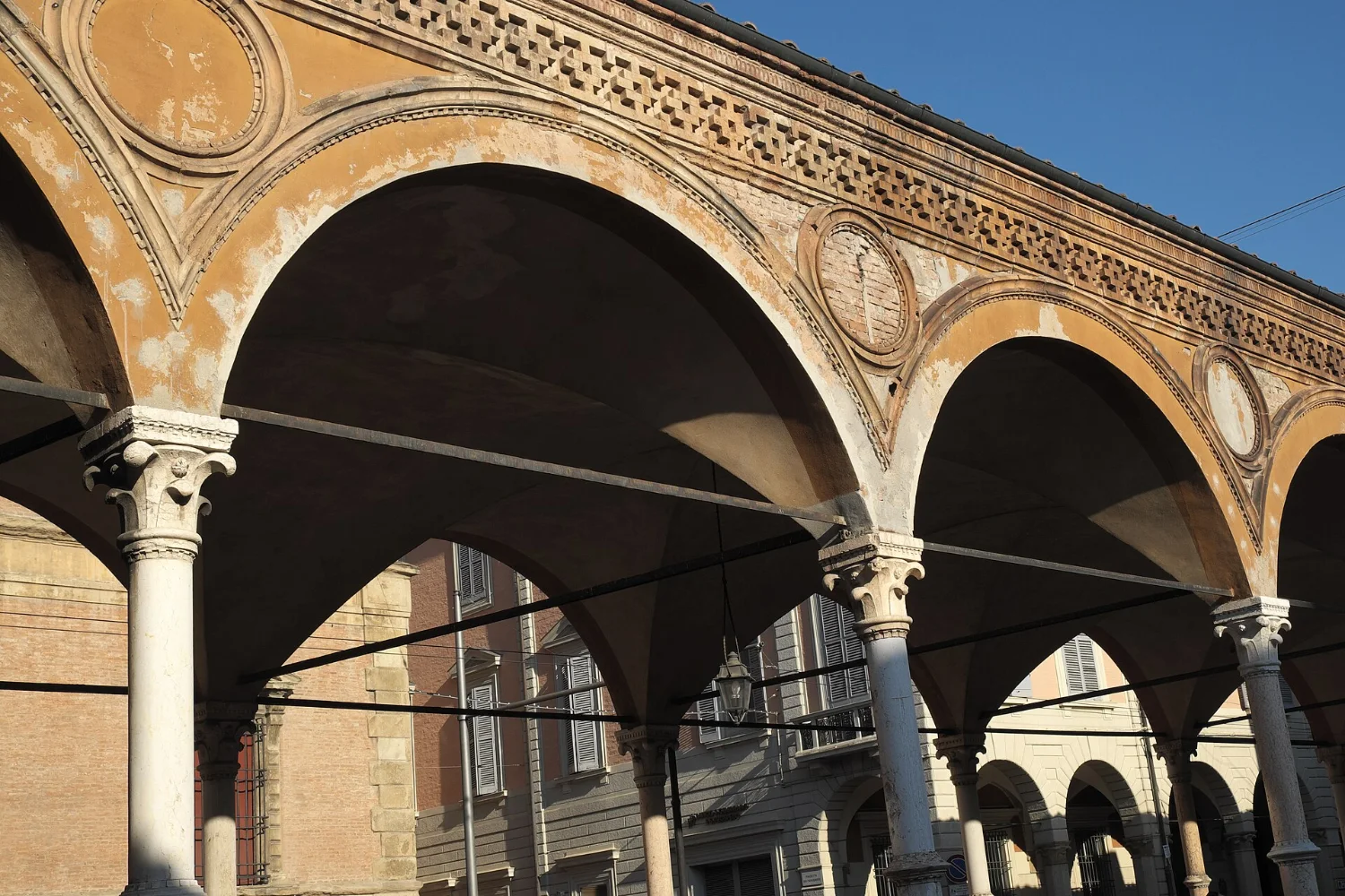 Il portico di Santa Maria dei Servi in Strada Maggiore a Bologna con le sue colonne sottili