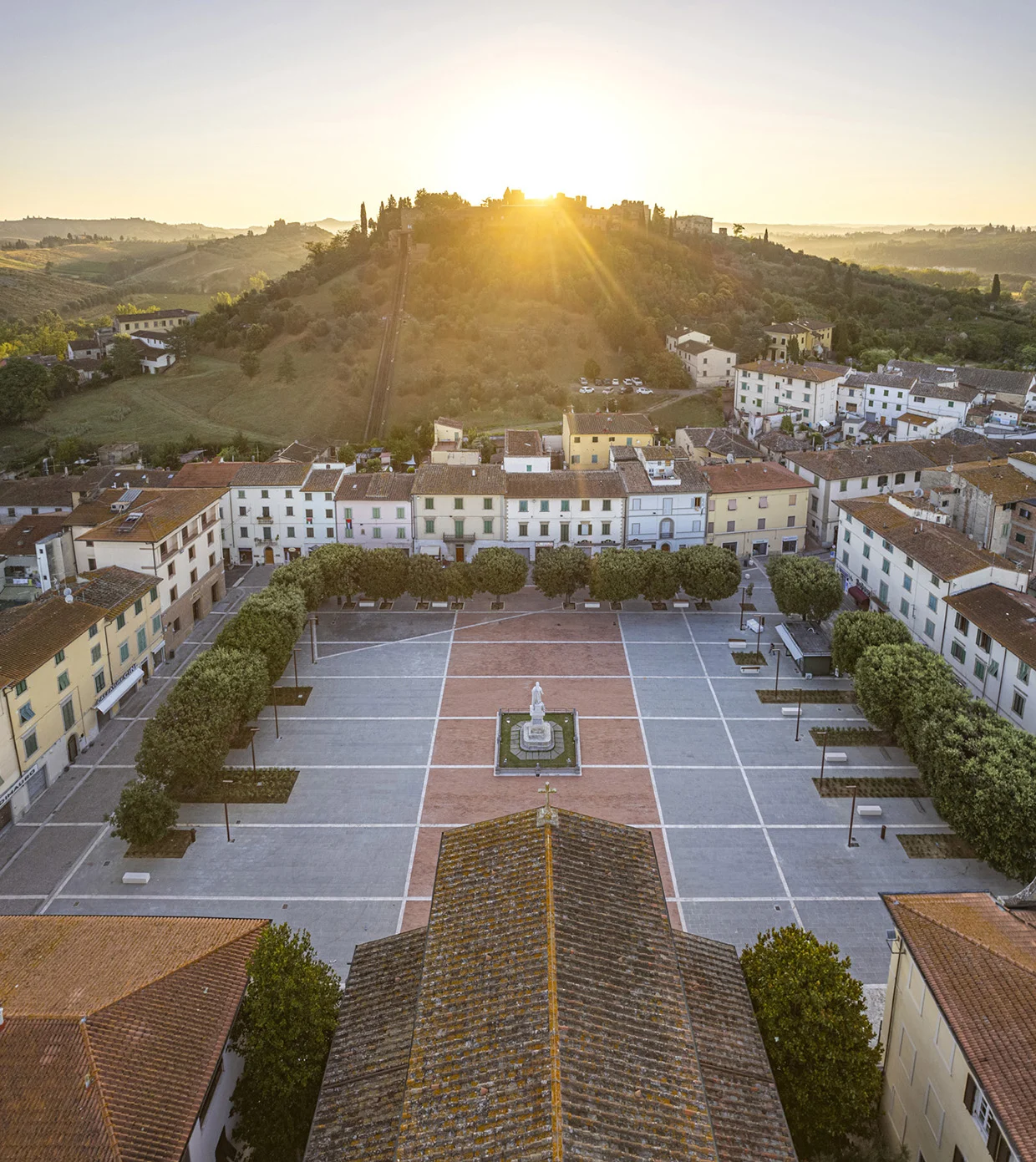 Piazza Boccaccio a Certaldo al tramonto, progetto Da piazza a piazza di Eutropia Architettura