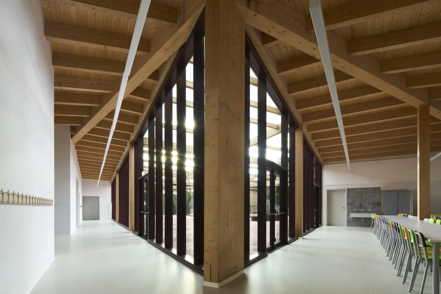 Gli interni con la copertura in legno della Scuola primaria Achille Sclavo a Siena di Fabbricanove